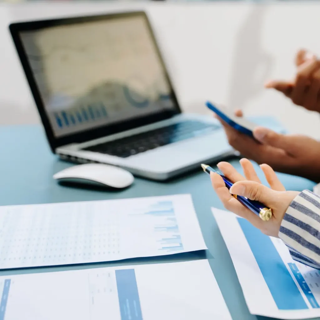 Trao Đổi Kế Hoạch Tài Chính và Phí Tư Vấn Minh Bạch - Chuyên Gia Tư Vấn Tài Chính và Quản Lý Đầu Tư - Kennedy Kha Phan Các chuyên gia tài chính xem xét biểu đồ và tài liệu, thể hiện phí tư vấn rõ ràng và quá trình lập kế hoạch tài chính cùng khách hàng.
